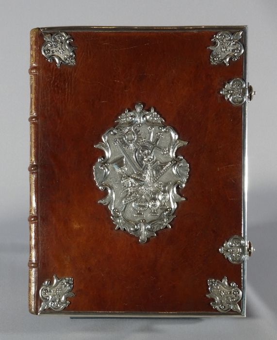 manuscrit et plats de livre liturgique