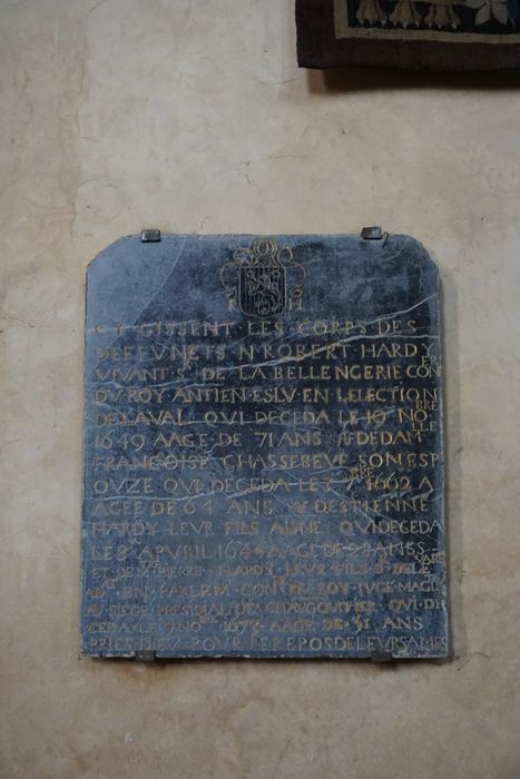 Plaque funéraire de Robert Hardy, conseiller du roi, de Françoise Chasseboeuf, sa femme et de leurs deux fils