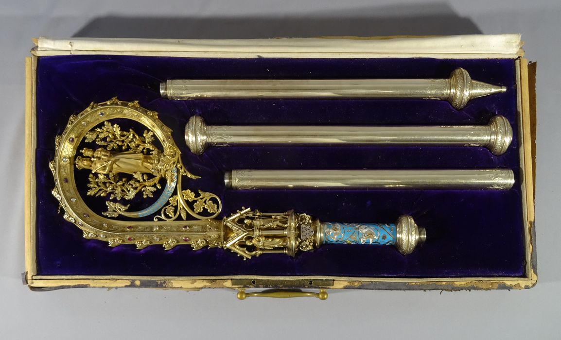crosse de monseigneur Bonfils (crosse, 3 éléments de hampe) : Notre-Dame-du-Chêne - © Ministère de la Culture (France), Direction Régionale des Affaires Culturelles des Pays de la Loire – Tous droits réservés 