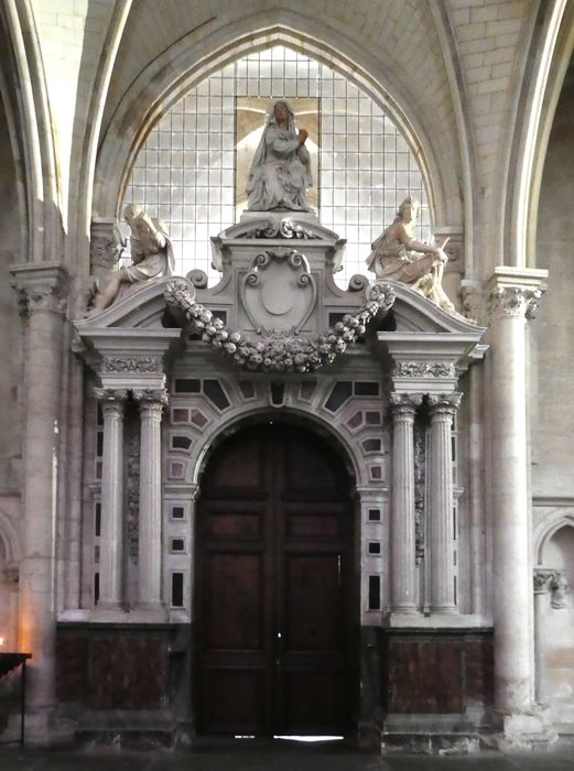 statues : Saint Jean l'Evangéliste (à droite), saint Matthieu (à gauche), Vierge de douleur