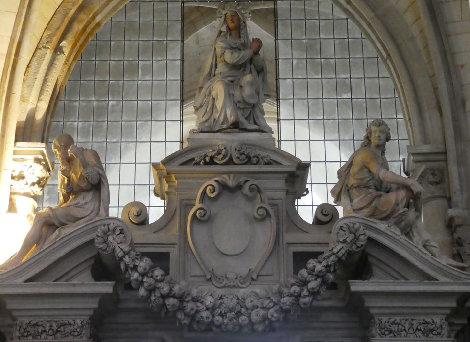 statues : Saint Jean l'Evangéliste (à droite), saint Matthieu (à gauche), Vierge de douleur