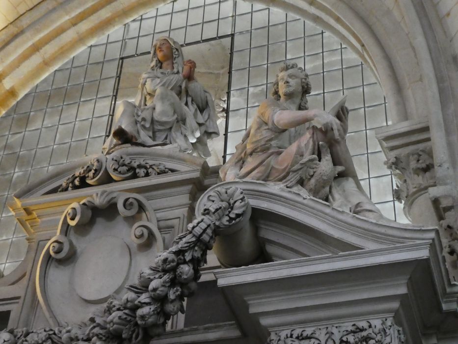 statues : Saint Jean l'Evangéliste (à droite), Vierge de douleur