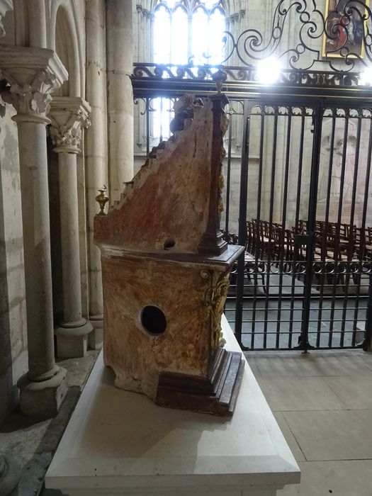 statue : Sainte Cécile jouant de l'orgue, profil droit