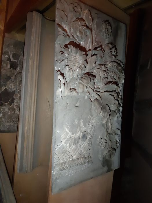 relief ou panneau sculpté : panneau sculpté : corbeille de fleur (a)