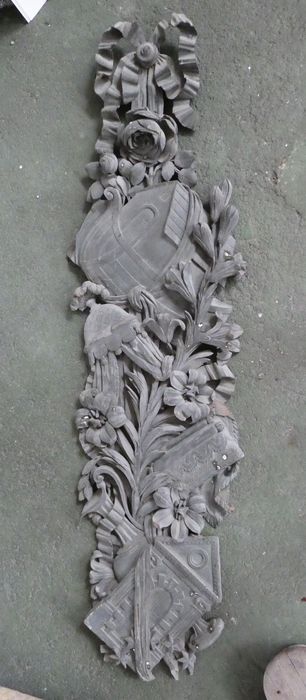 Demi-relief : trophée (a)