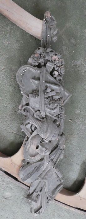 Demi-relief : trophée (b)