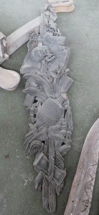 Demi-relief : trophée (d)