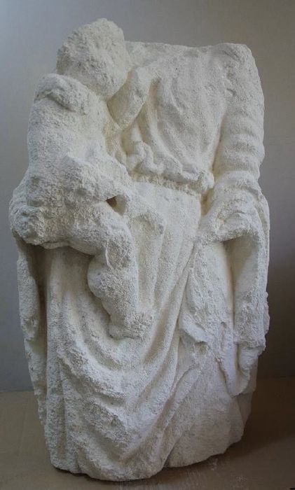 statue : Vierge à l'enfant (fragment lapidaire)