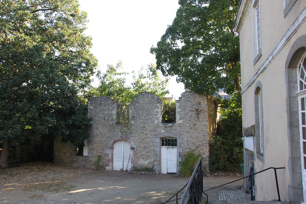 bâtiment des écuries partiellement effondré