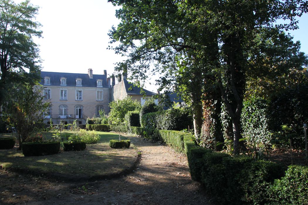 vue partielle de la façade sur jardin