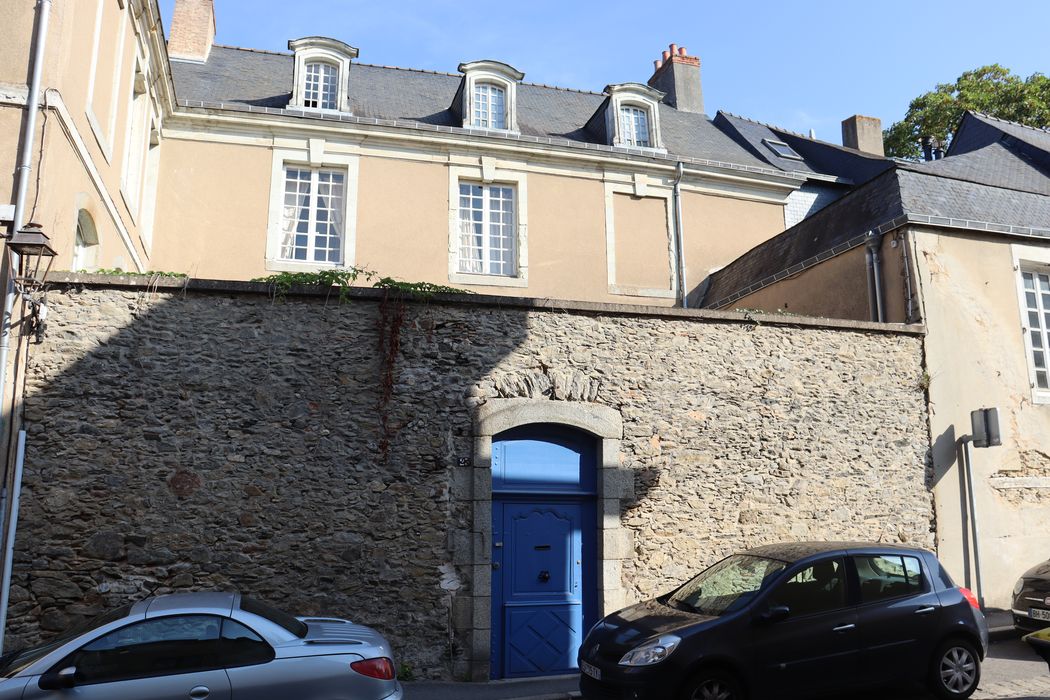 vue partielle de la façade sur cour depuis la rue