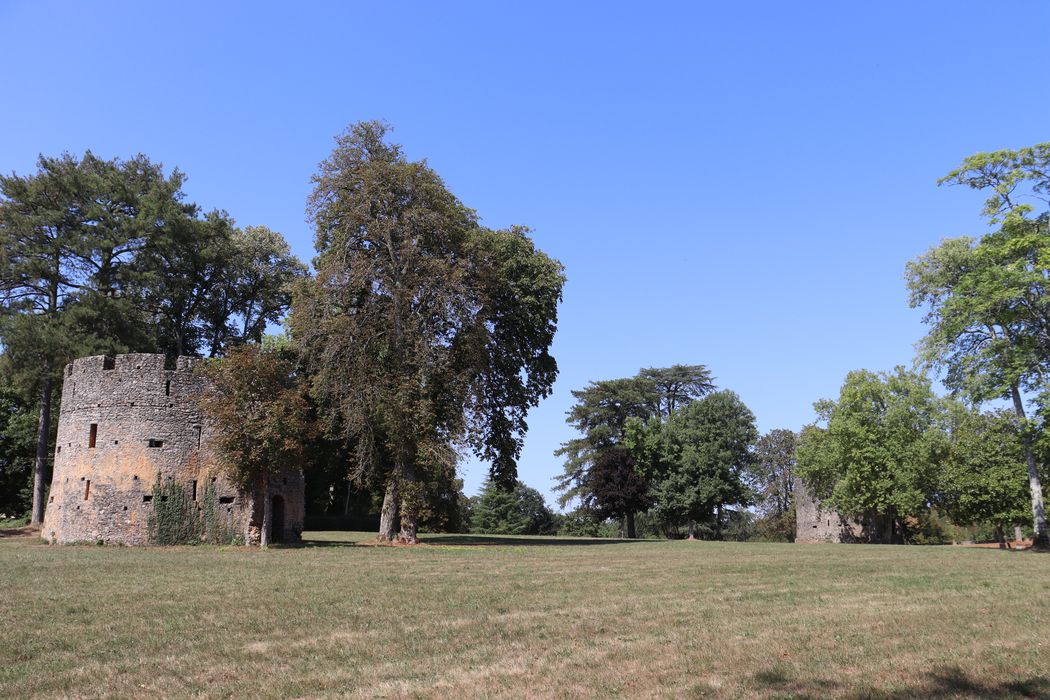 vue générale sur les deux tours d’artillerie du 16e siècle dans le parc.