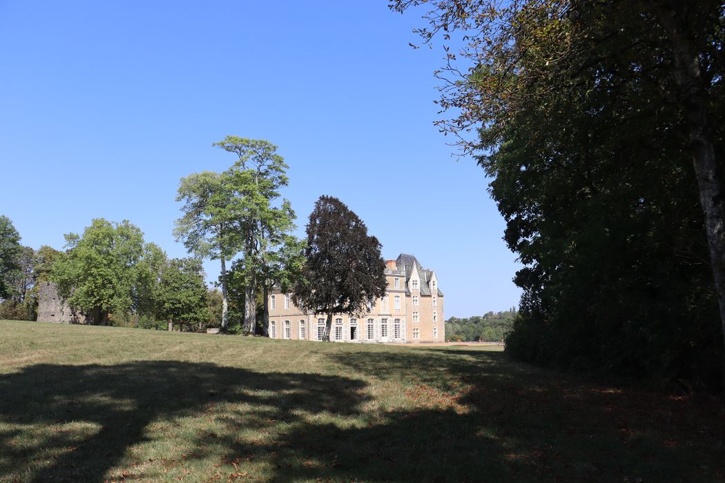 vue générale du château dans son environnement depuis le Sud-Ouest