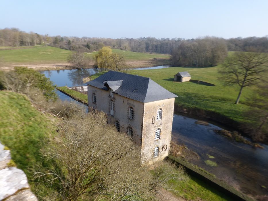 vue générale du moulin de Thévalles depuis la terrasse sud, façades sud et ouest