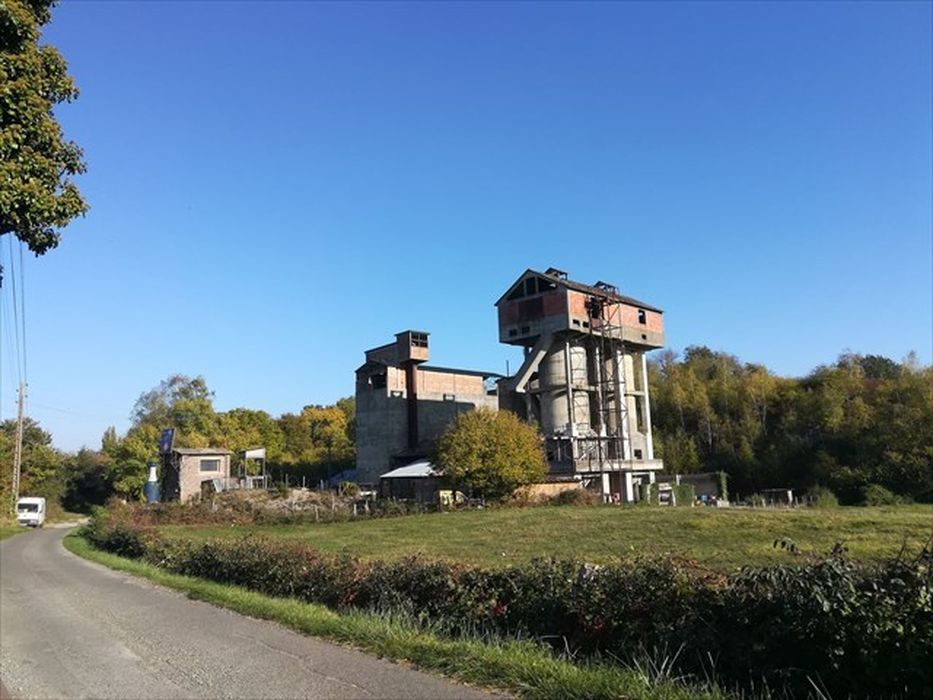 vue générale des bâtiments dans leur environnement depuis la route au Nord-Ouest