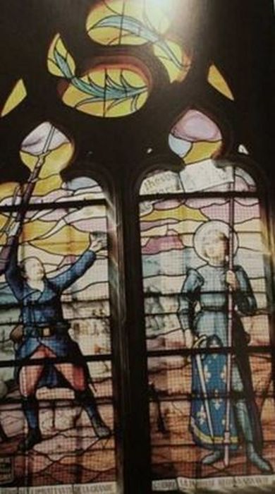 verrière : Sainte Jeanne d'Arc et un poilu - © Ministère de la Culture (France), Direction Régionale des Affaires Culturelles des Pays de la Loire – Tous droits réservés