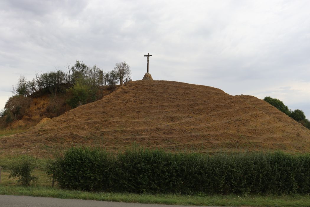 vue générale du tertre depuis l’Est