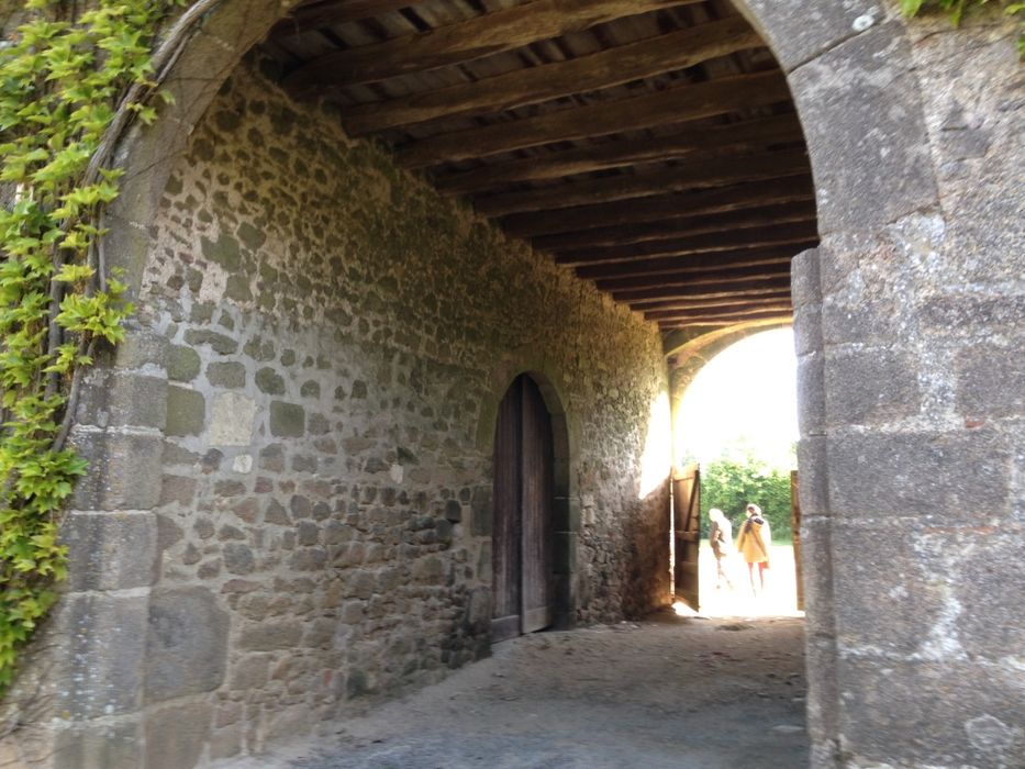 passage couvert d’accès à la cour