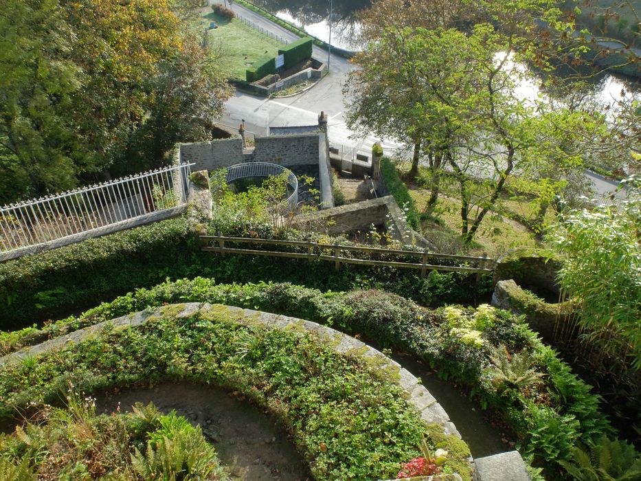 Maison de la Grande Vigne : Jardin en terrasse et ancien four à chaux