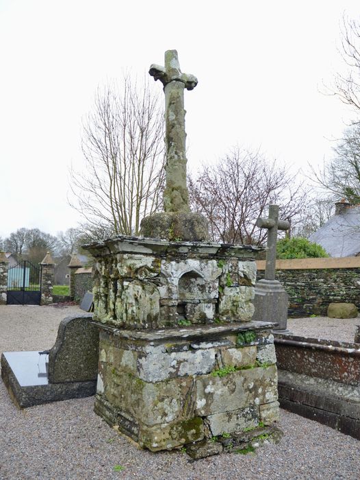 Calvaire de Rosquelfen, situé dans le cimetière de la chapelle de Rosquelfen : Vue générale depuis l’ouest