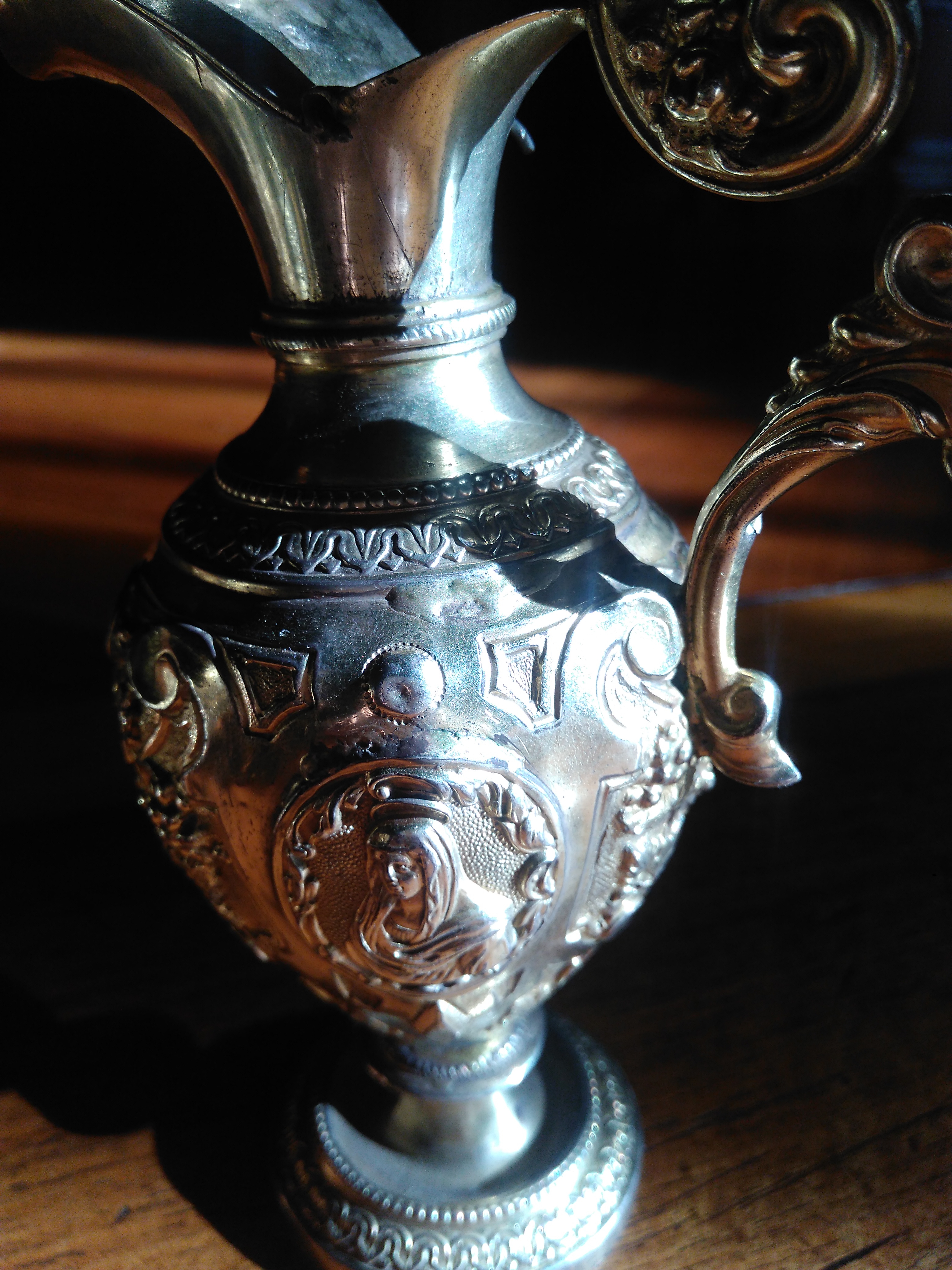 burette à vin, médaillon de la Vierge