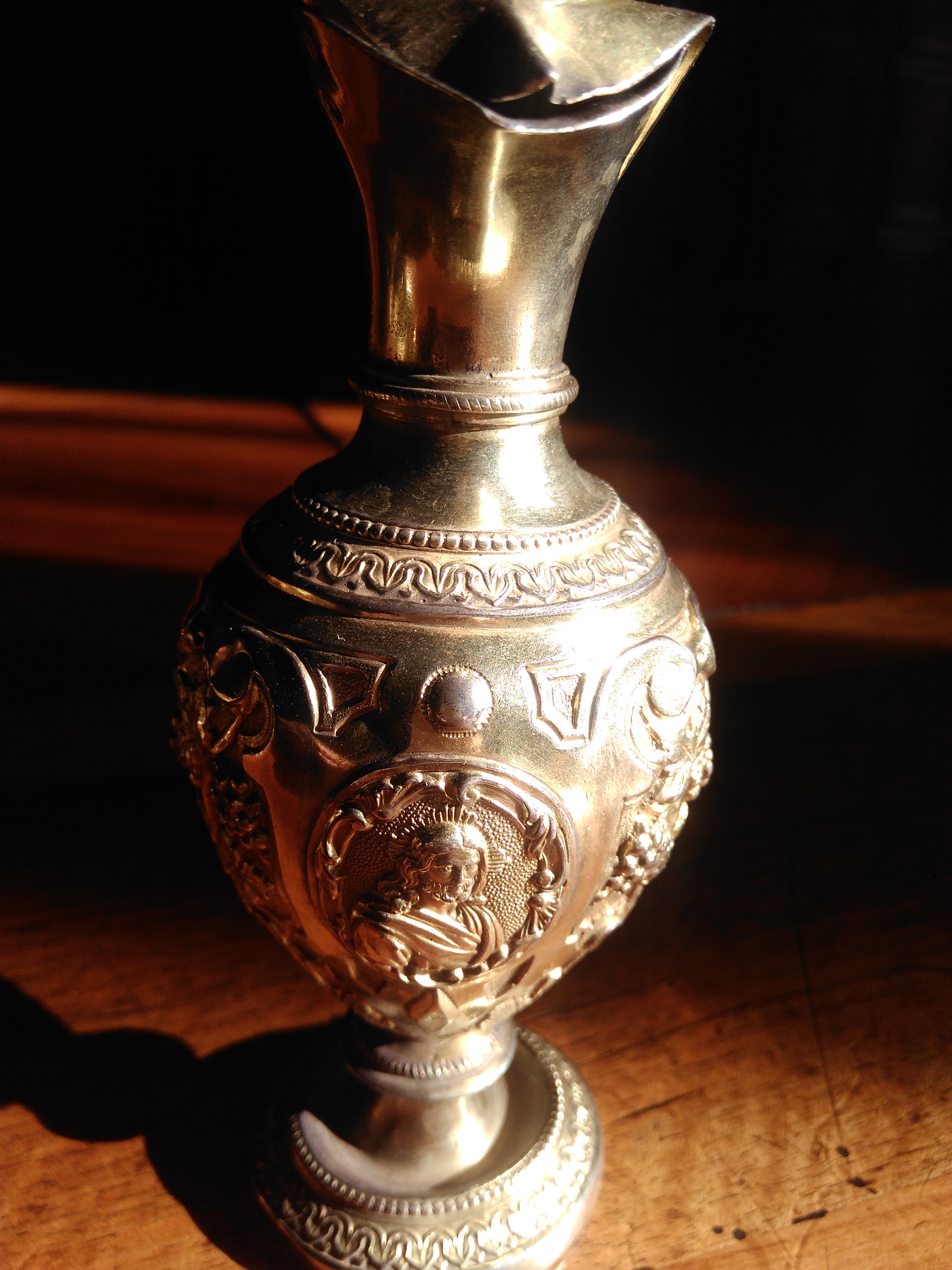 burette à vin, médaillon du Christ