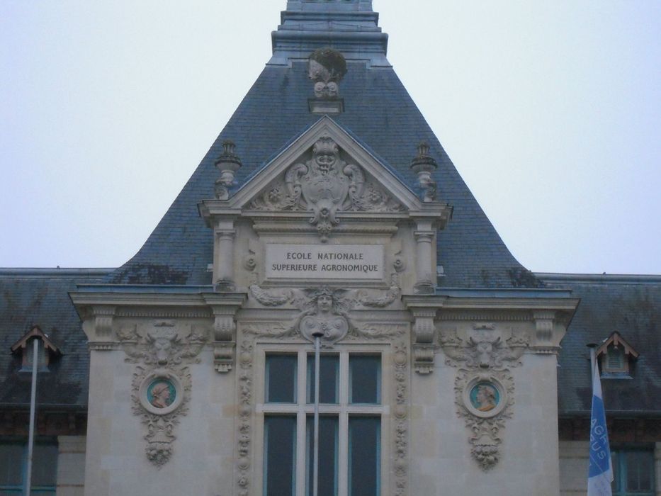 pavillon central, façade nord-est, vue partielle