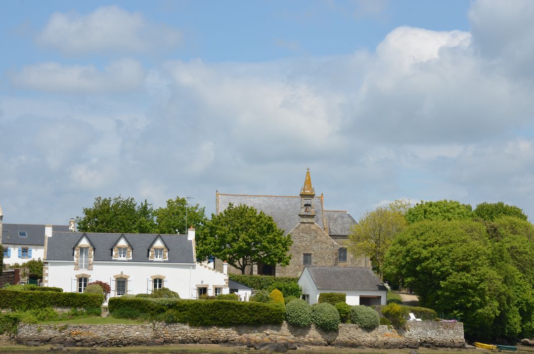 vue partielle de la chapelle dans son environnement