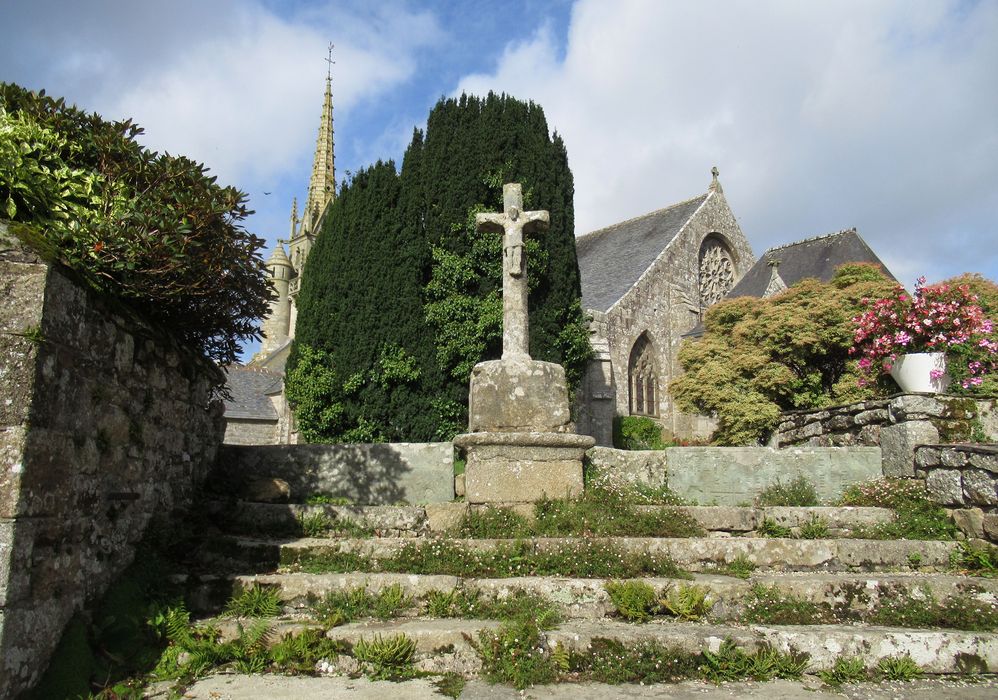 Eglise Saint-Pierre : Ancien cimetière, entrée sud-est