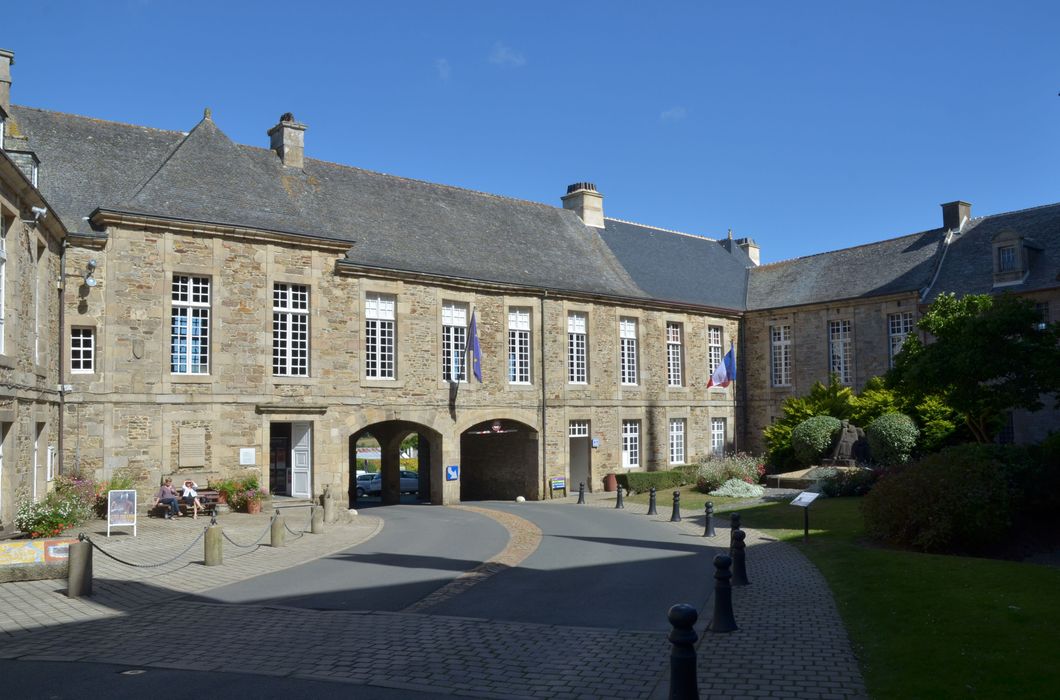 Ancien évêché, actuellement presbytère, mairie et hôtel de ville : Aile est, façade sud