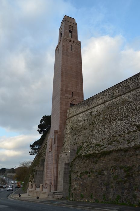 Naval Monument ou Mémorial américain de la Première Guerre mondiale : Vue générale sud-est, depuis les anciennes fortifications