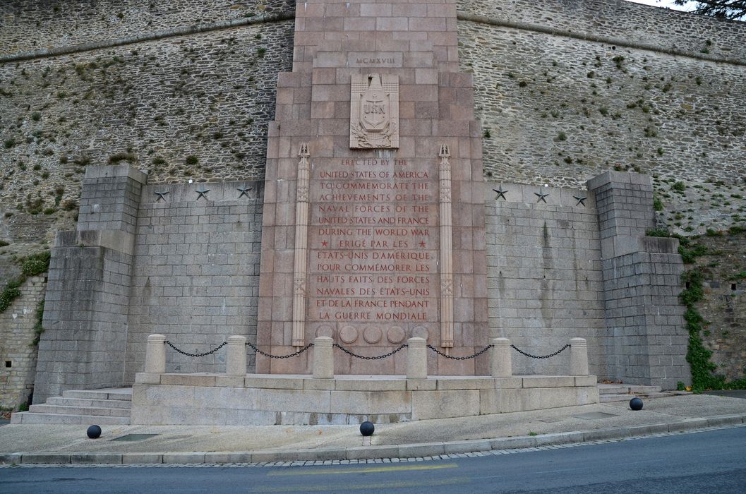 Naval Monument ou Mémorial américain de la Première Guerre mondiale : Soubassement du mémorial