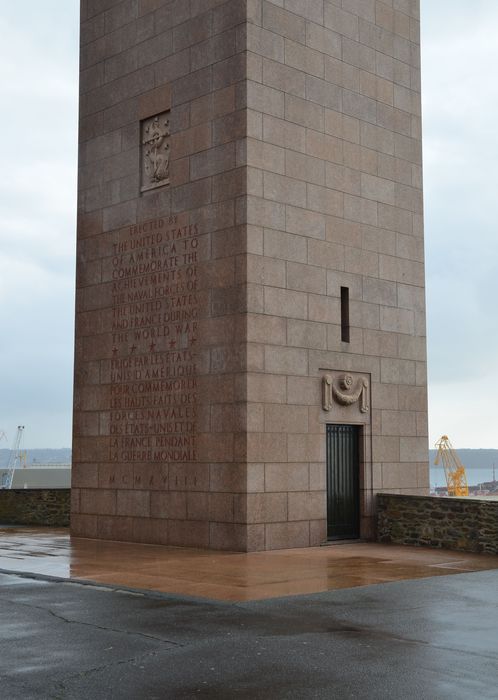 Naval Monument ou Mémorial américain de la Première Guerre mondiale : Partie inférieure de la tour, entrée ouest