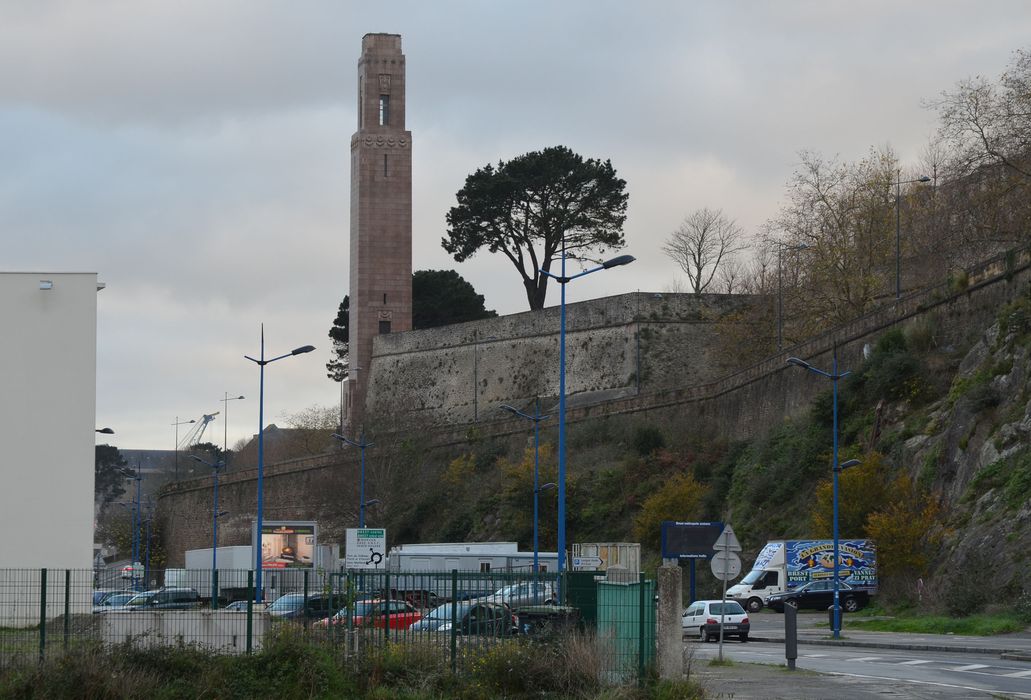 Naval Monument ou Mémorial américain de la Première Guerre mondiale : Vue générale sud-est, depuis la zone portuaire