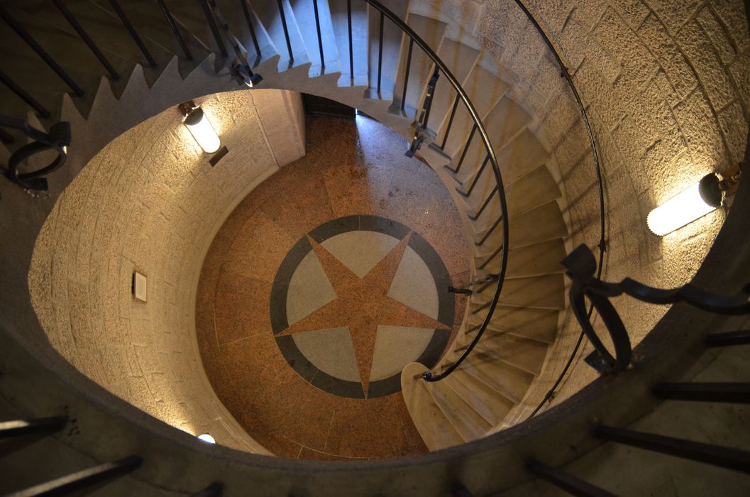 Naval Monument ou Mémorial américain de la Première Guerre mondiale : Intérieure de la tour, escalier