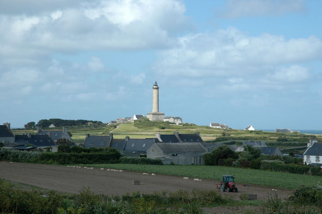 Phare de l'île de Batz : Vue générale du site, depuis le sud-est