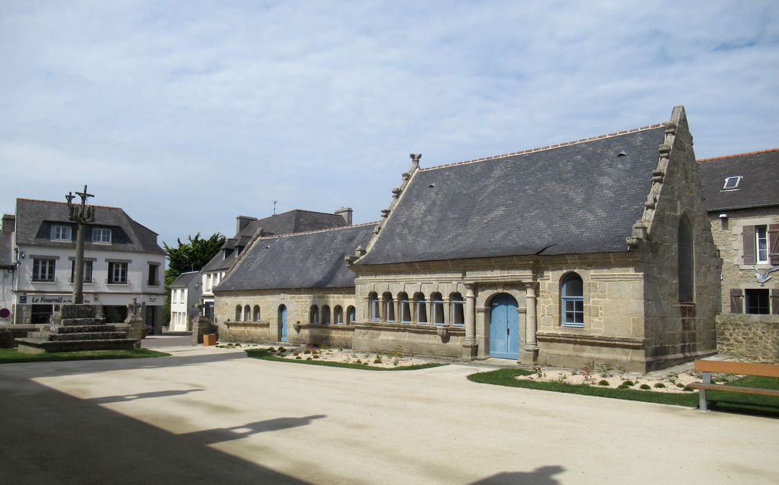 Eglise Saint-Pierre : Ossuaires et calvaire dans le placître