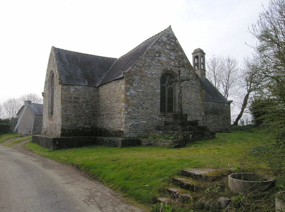 Chapelle Saint-Aubin : Vue générale nord-est avec son calvaire