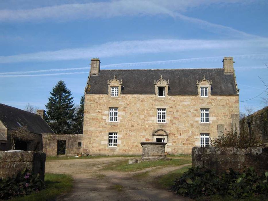 Manoir de Kerahmanez, à Kerfeunteun : Logis, façade antérieure sur cour, puis