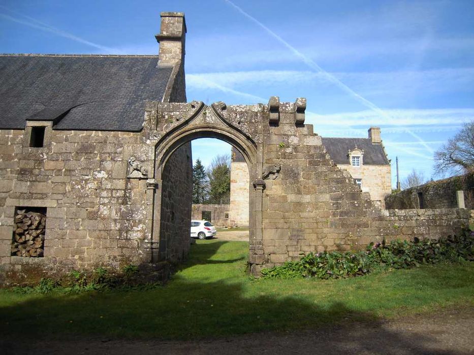 Manoir de Kerahmanez, à Kerfeunteun : Porte d'entrée de la cour