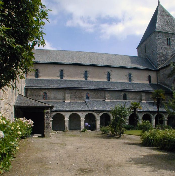 Ancien prieuré de Locmaria, ancienne caserne Emeriau : Vestiges du cloître