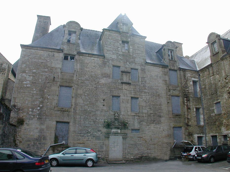 Ancien prieuré de Locmaria, ancienne caserne Emeriau : Anciens bâtiments conventuels