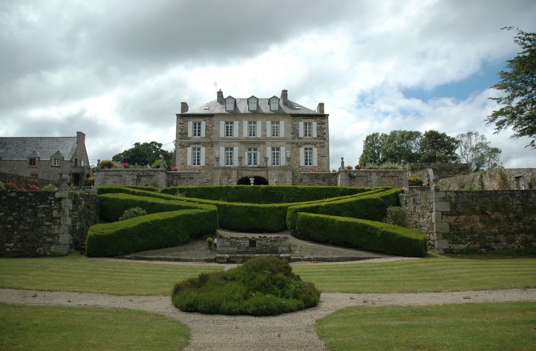 Jardin de Coat-Ilès : Vue générale du logis et de ses jardins en terrasses