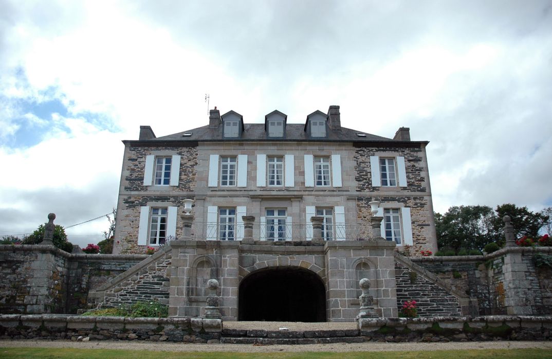Jardin de Coat-Ilès : Ouverture du nymphée aménagé sous la terrasse du logis
