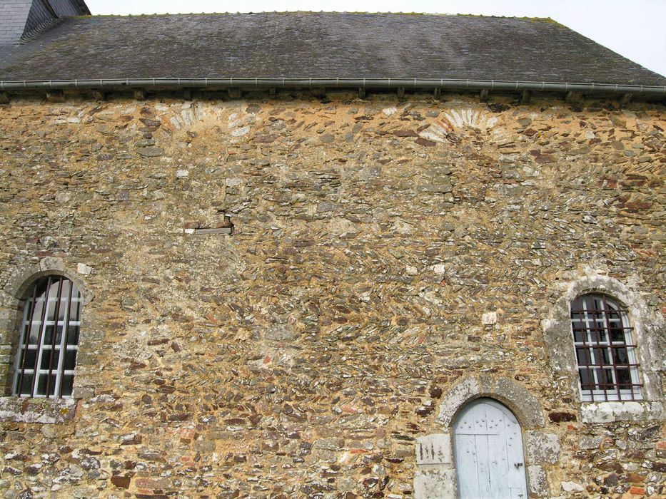 Eglise paroissiale Saint-Loup : Façade sud, détail maçonnerie en arête de poisson (opus piscatum) 