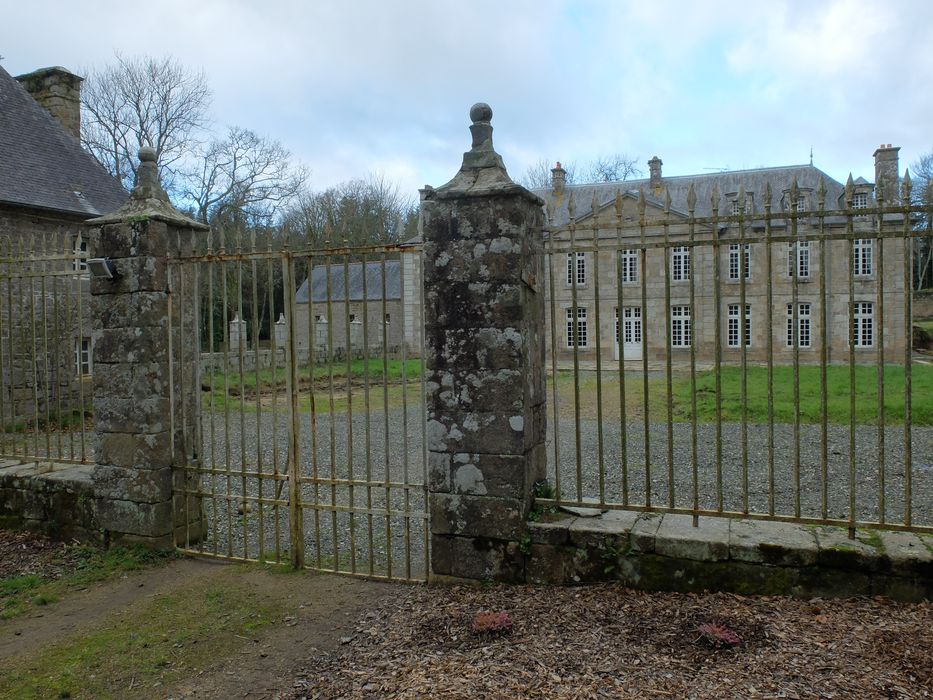 grille d’accès sud à la cour d’honneur