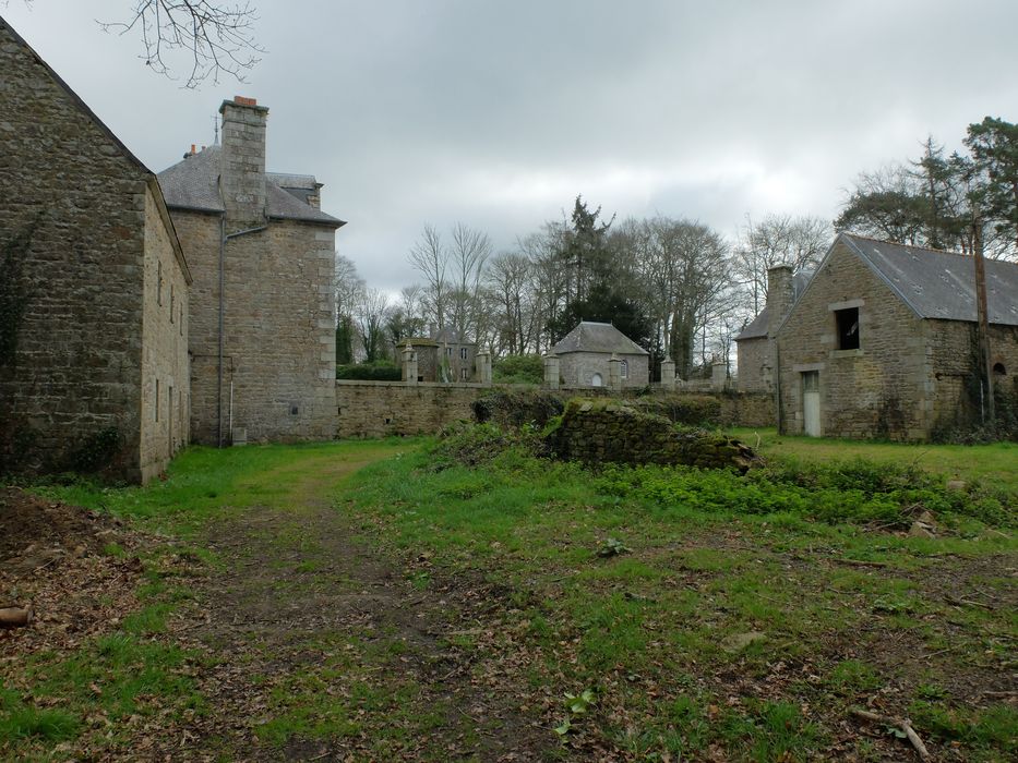 vue partielle des bâtiments encadrant la cour d’honneur depuis la cour des communs à l’Ouest