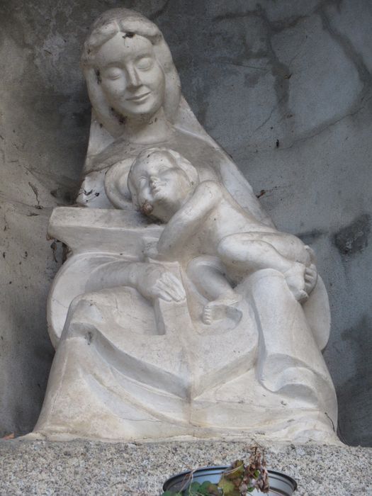 détail d’une niche abritant la statue d’une Vierge à l’Enfant dans le mur de clôture