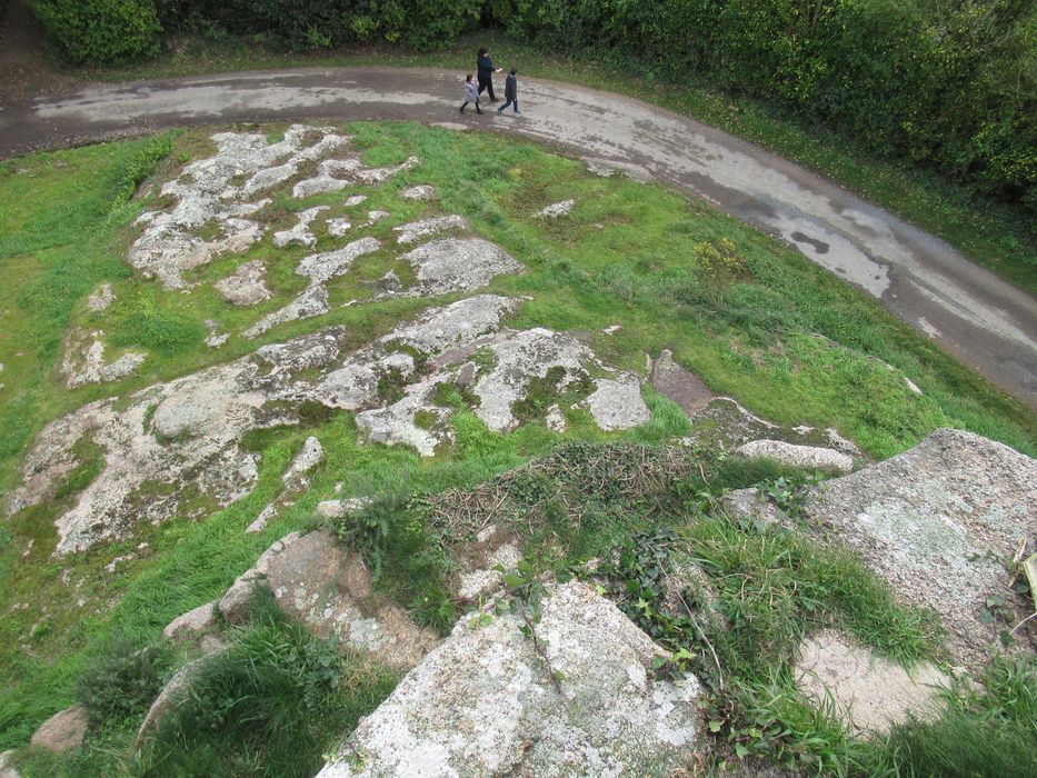 vue partielle du rocher sur lequel le calvaire est construit