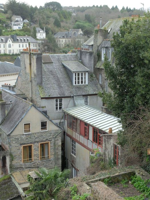 vue partielle du bâtiment dans son environnement urbain